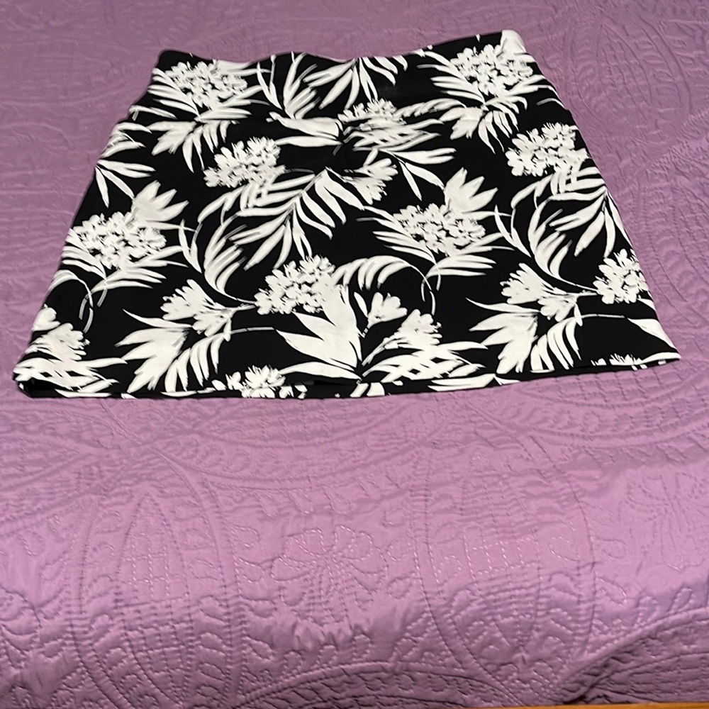 Women’s black and off white skort.  Size Large.